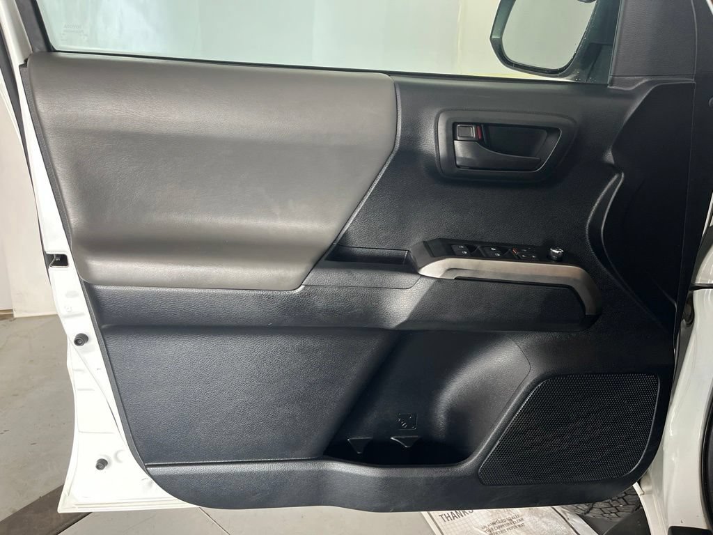 Used 2016 Toyota Tacoma SR5 AWD/4WD image 25