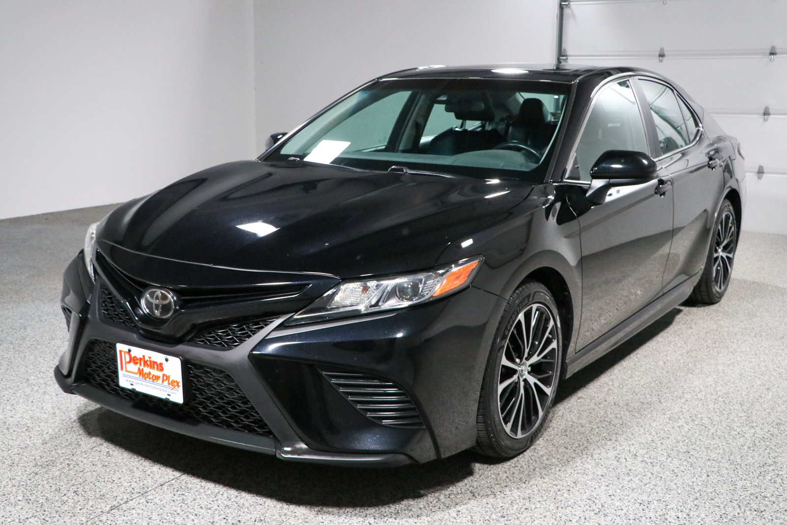 Used 2018 Toyota Camry SE w/ Moonroof Package FWD image 30