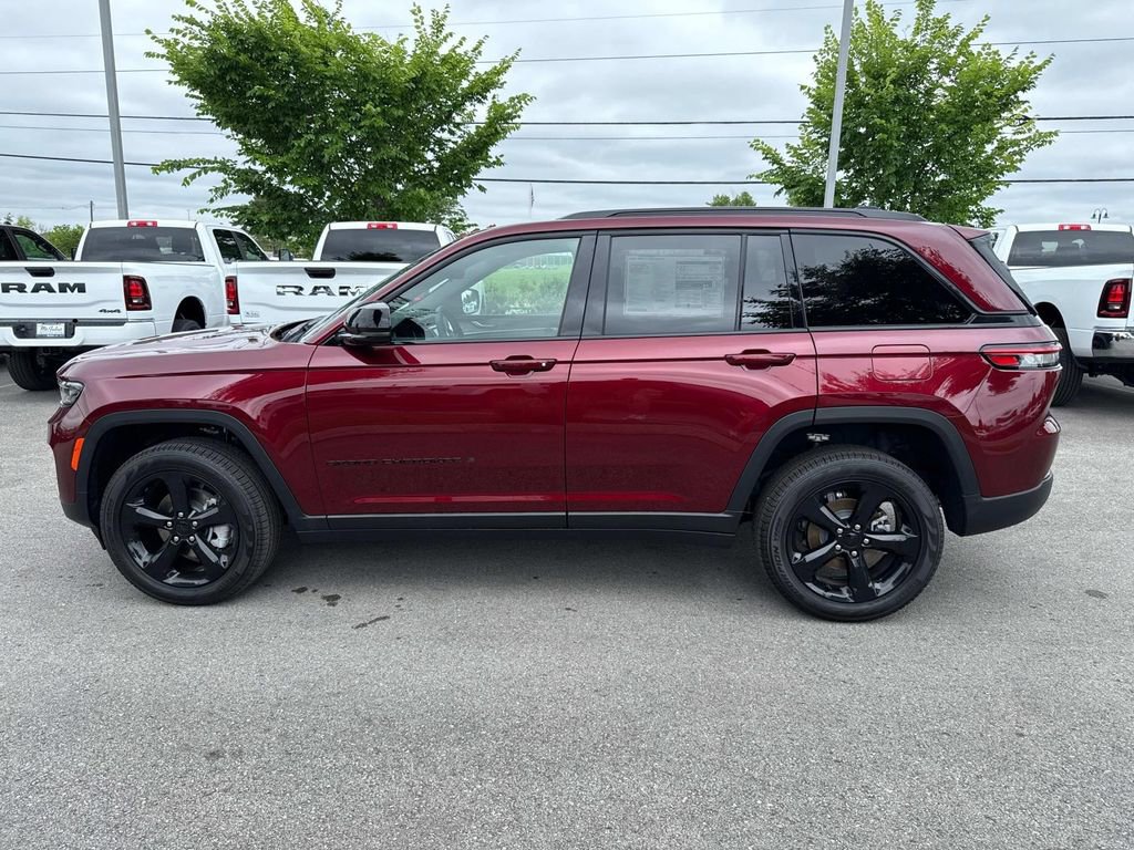 New 2025 Jeep Grand Cherokee Limited w/ Black Appearance Package AWD/4WD image 4