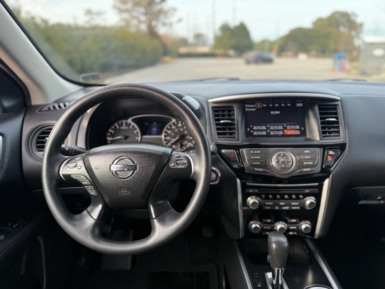 Used 2017 Nissan Pathfinder S image 26