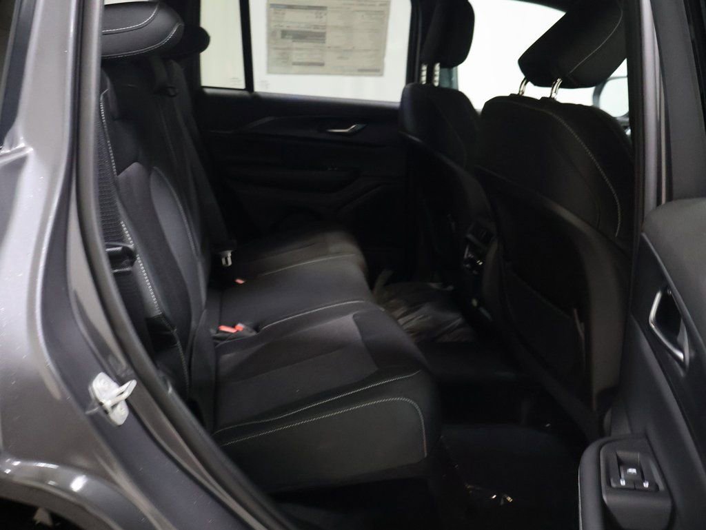 New 2025 Jeep Grand Cherokee Laredo w/ Luxury Tech Group I image 17