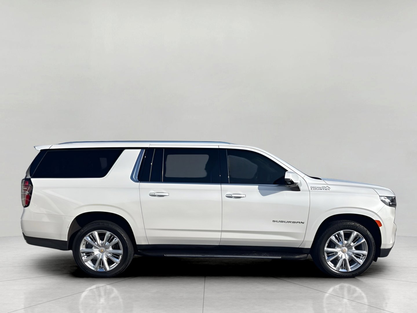 Used 2023 Chevrolet Suburban High Country AWD/4WD image 3