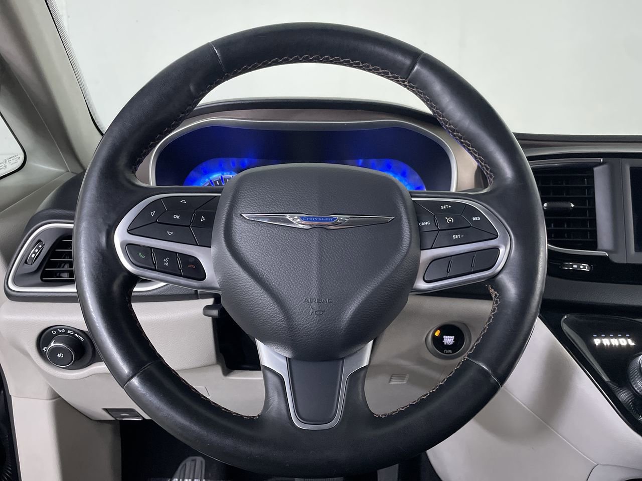 Used 2019 Chrysler Pacifica Touring-L FWD image 13