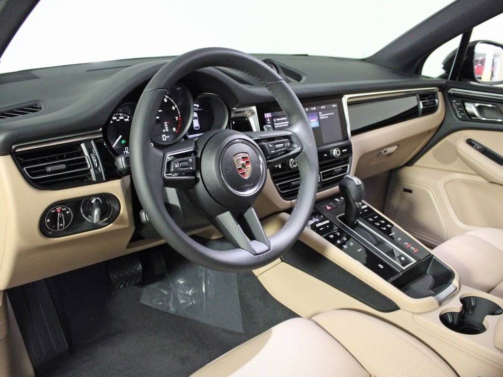 Certified 2025 Porsche Macan image 4