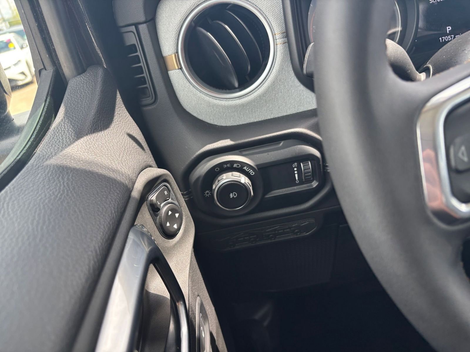 Used 2025 Jeep Wrangler Sahara image 33