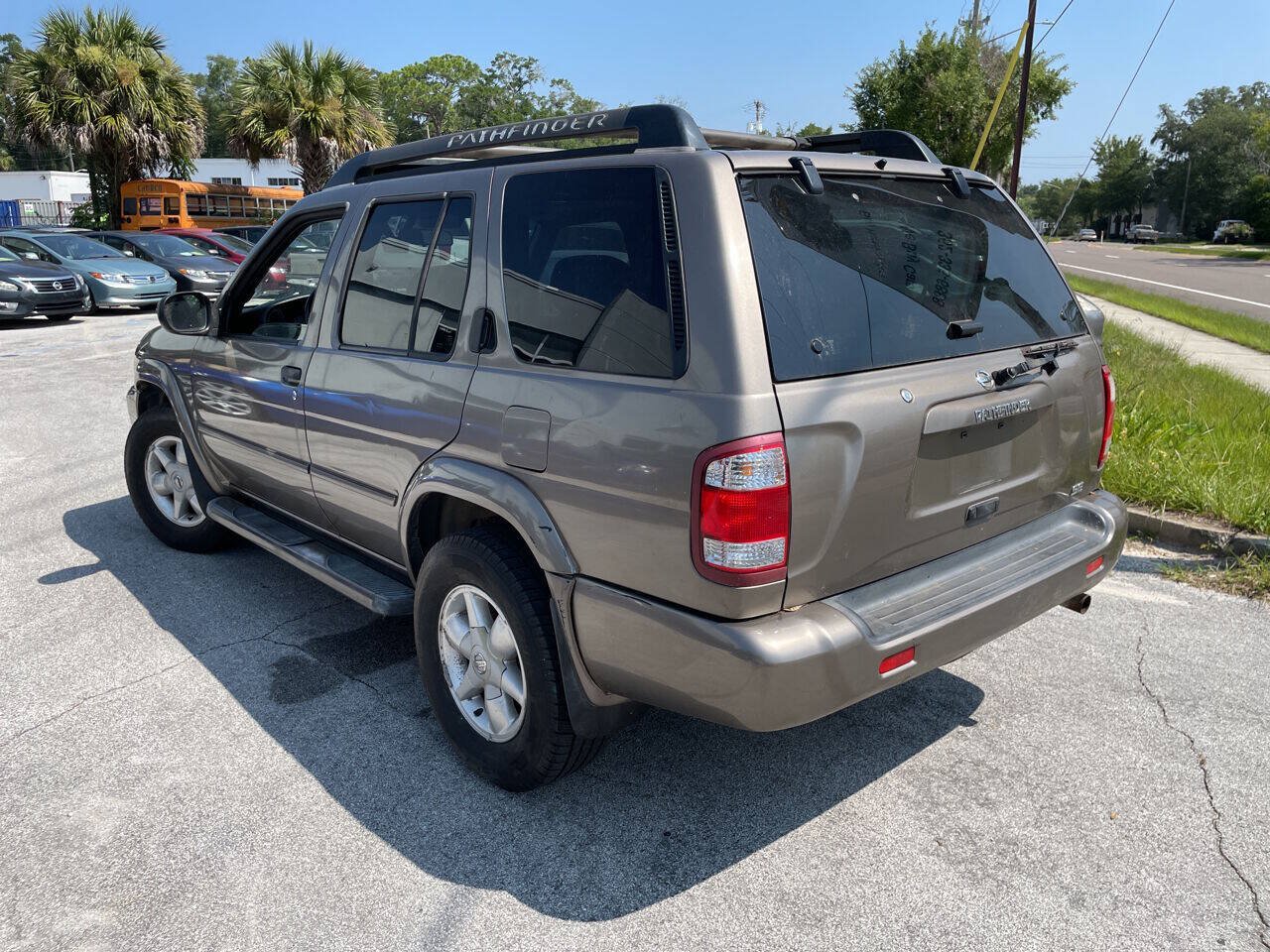 Used 2002 Nissan Pathfinder SE AWD/4WD image 3
