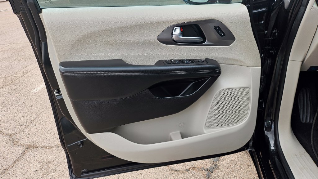 Used 2022 Chrysler Pacifica Touring-L FWD image 29