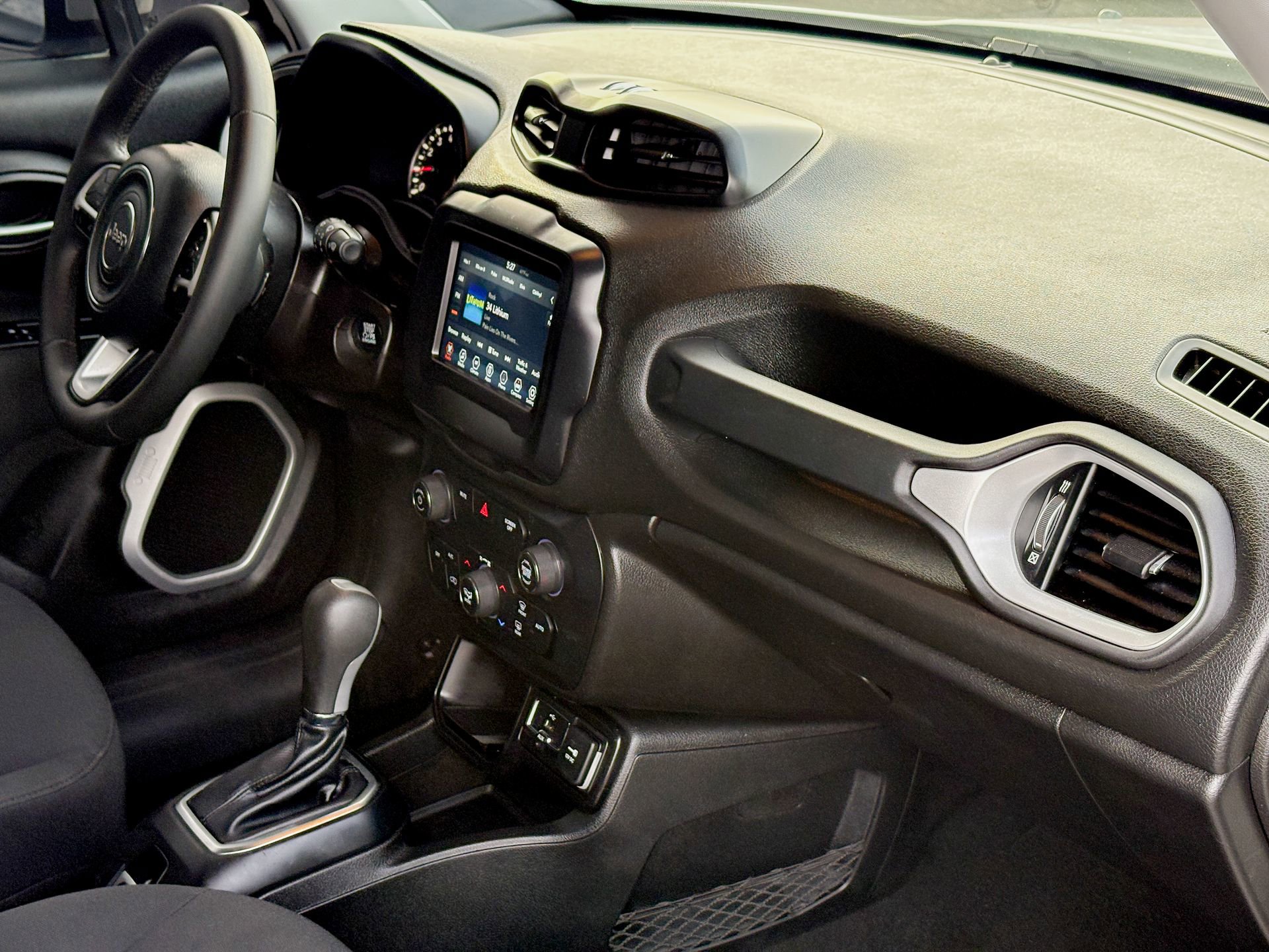 Used 2018 Jeep Renegade Latitude image 14