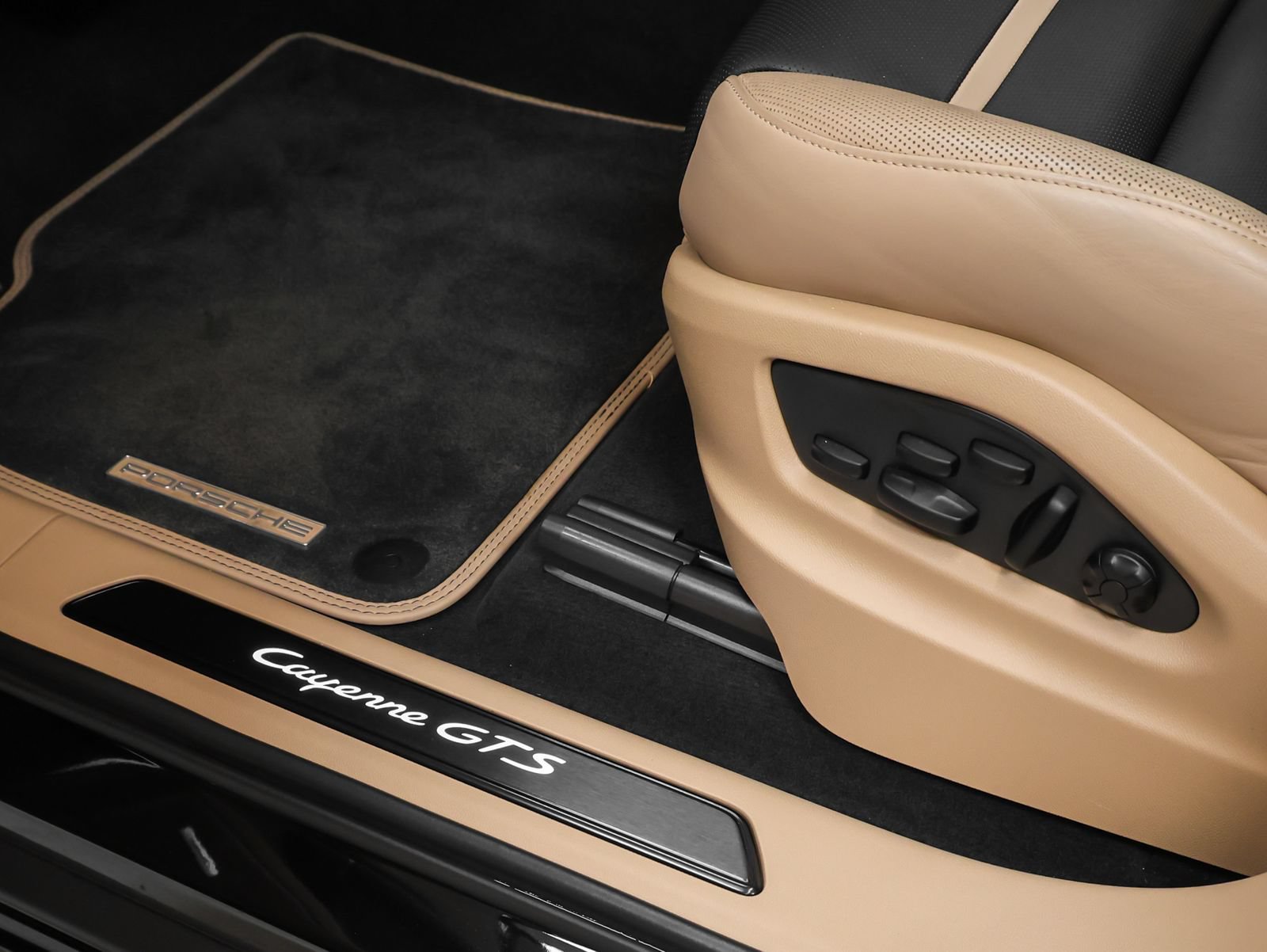 Certified 2023 Porsche Cayenne GTS AWD/4WD image 34