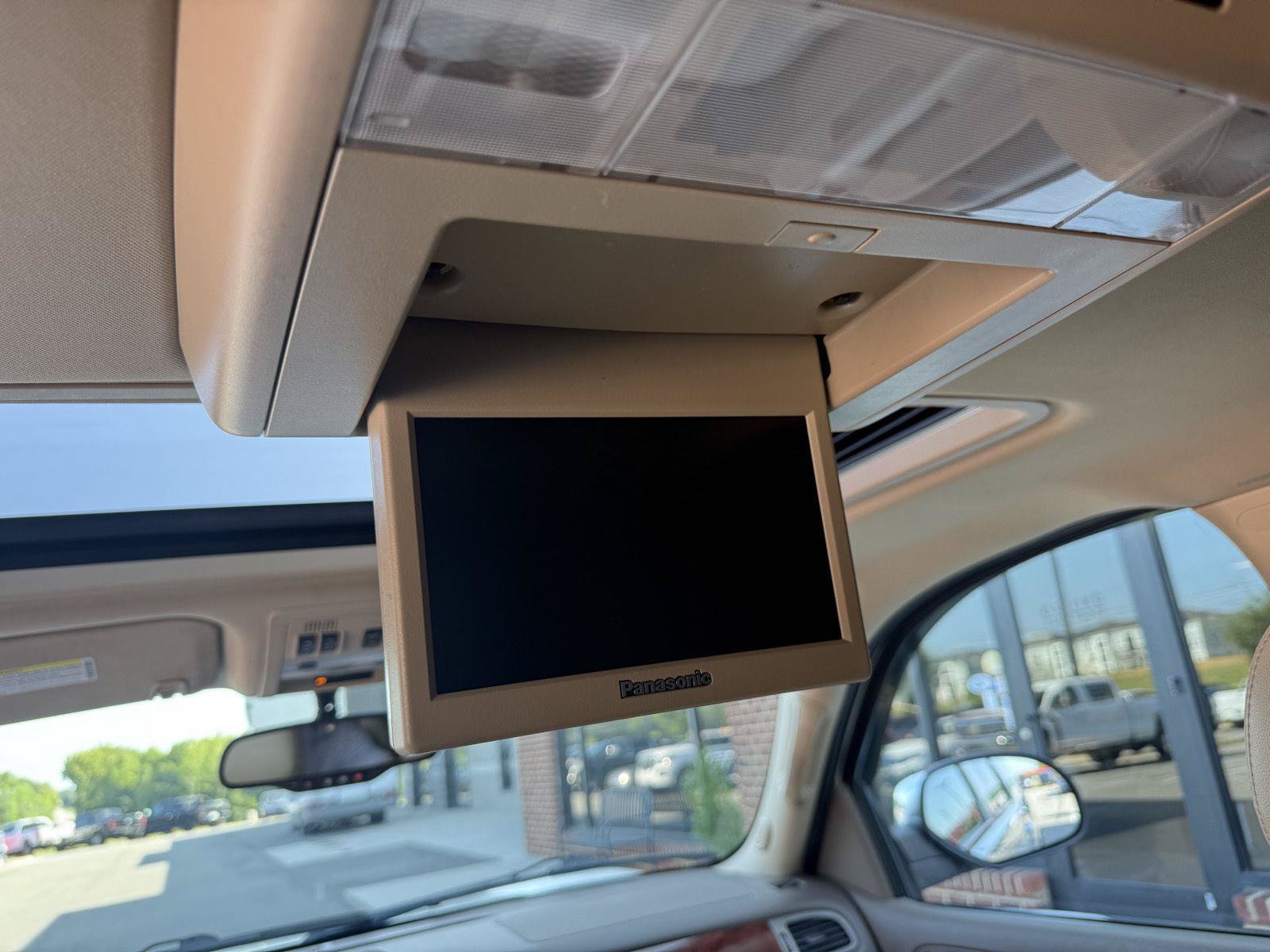 Used 2014 Chevrolet Suburban LTZ RWD image 21