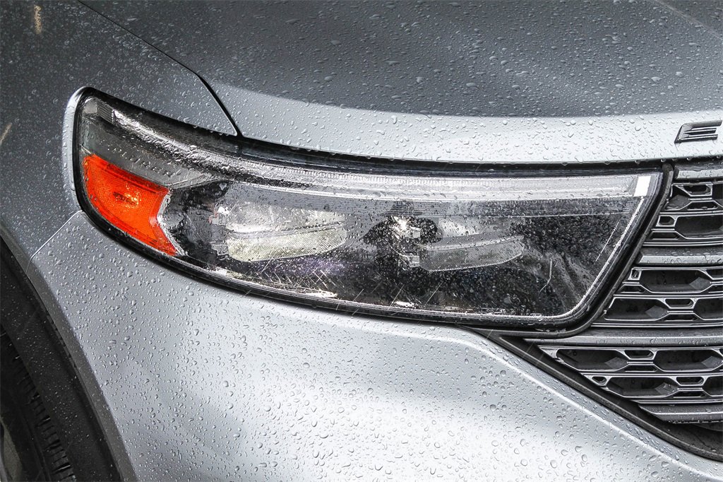 Used 2023 Ford Explorer XLT w/ Equipment Group 202A image 4