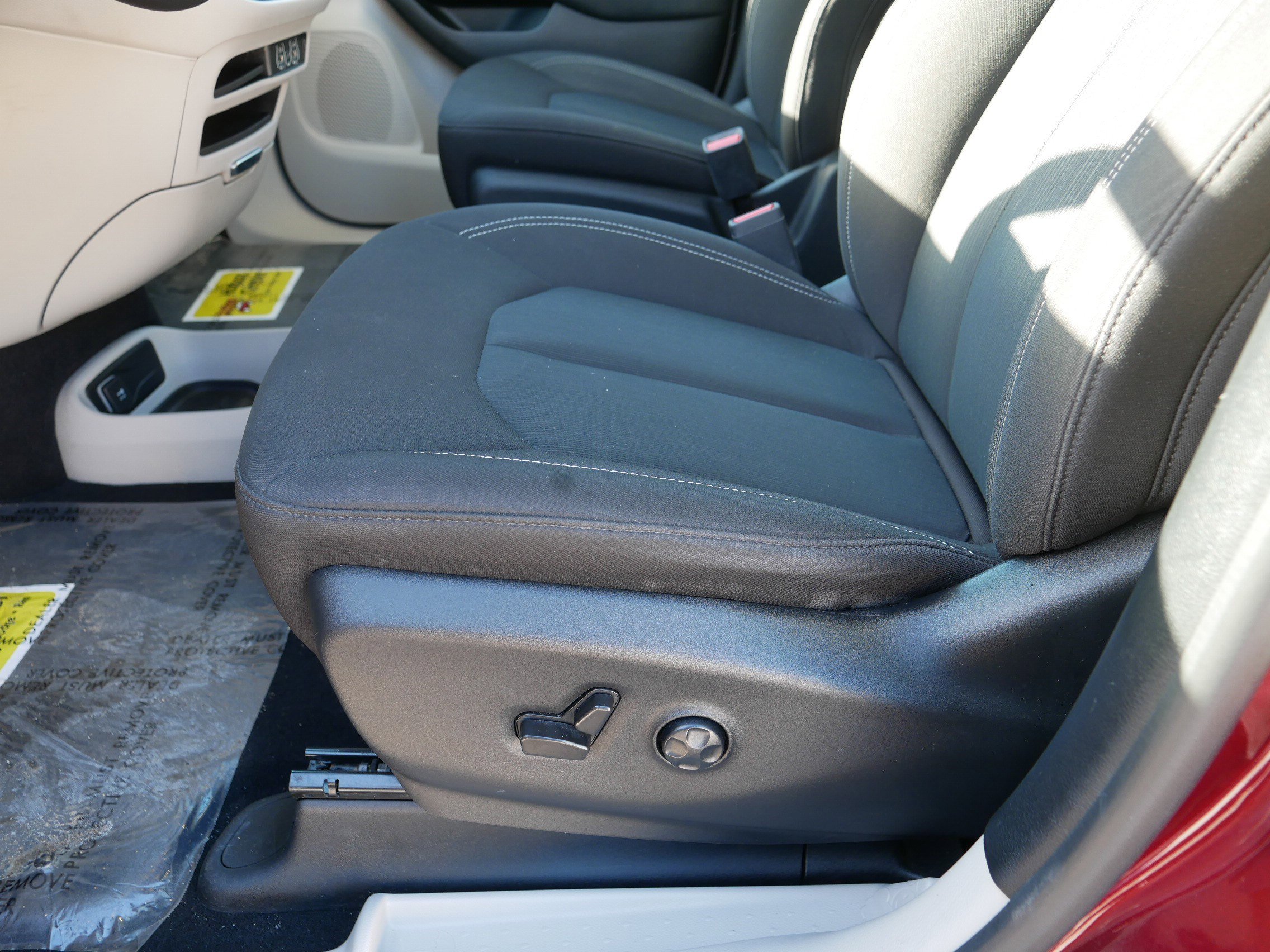 Used 2022 Chrysler Voyager LX image 20