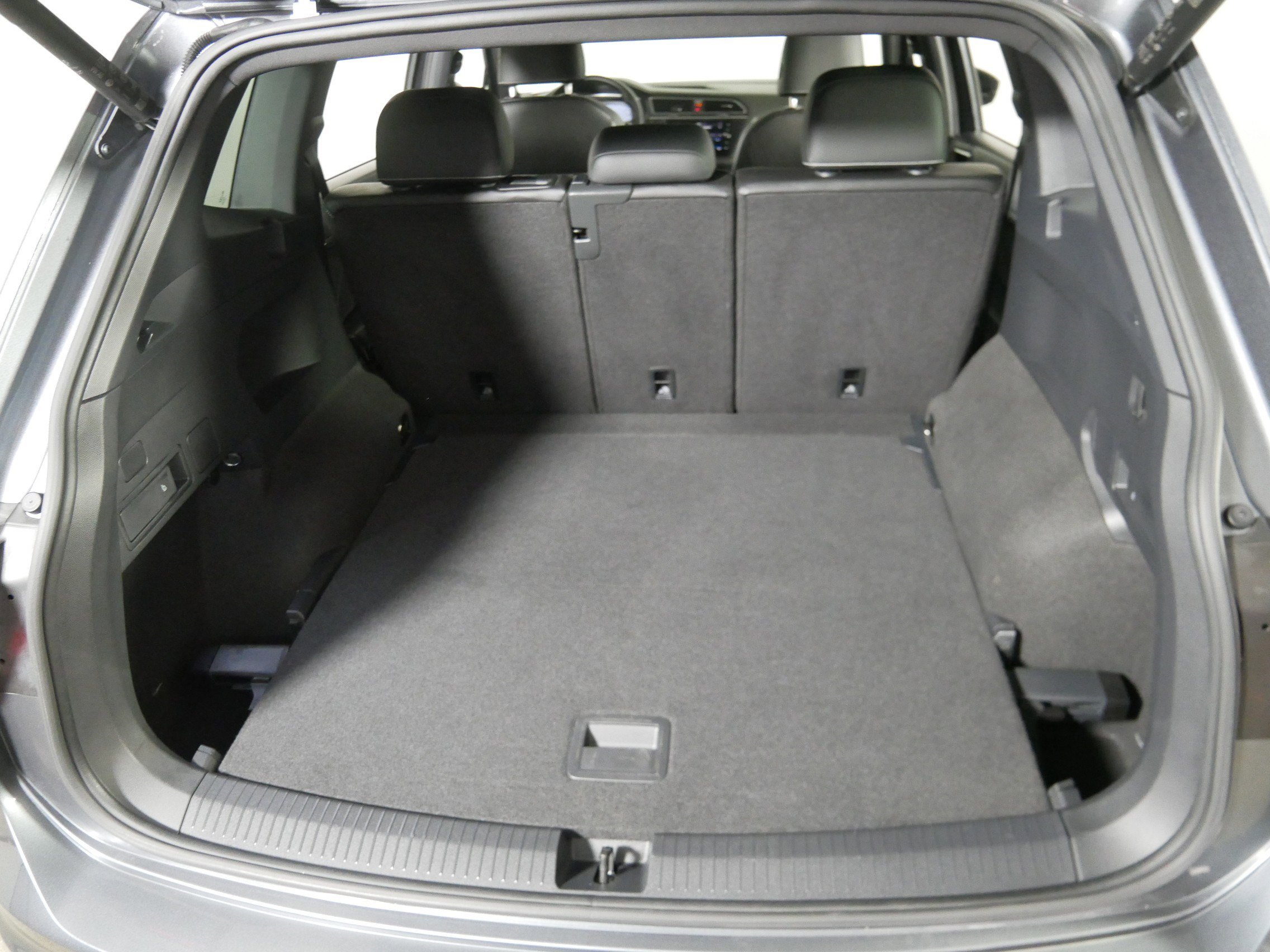 Used 2023 Volkswagen Tiguan SEL R-Line image 18