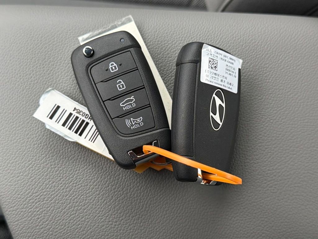 Used 2026 Hyundai Elantra SE w/ Cargo Package image 29