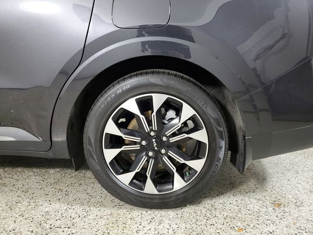 Used 2024 Kia Carnival EX image 9