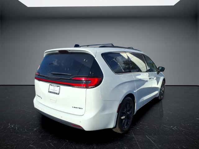 Used 2025 Chrysler Pacifica Limited FWD image 9