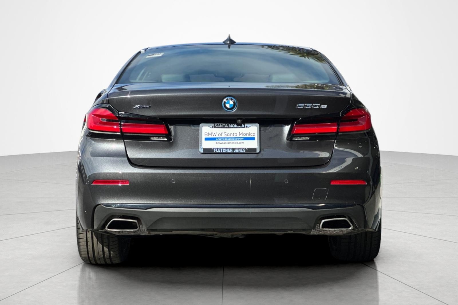 Used 2023 BMW 530e xDrive w/ Premium Package AWD/4WD image 4