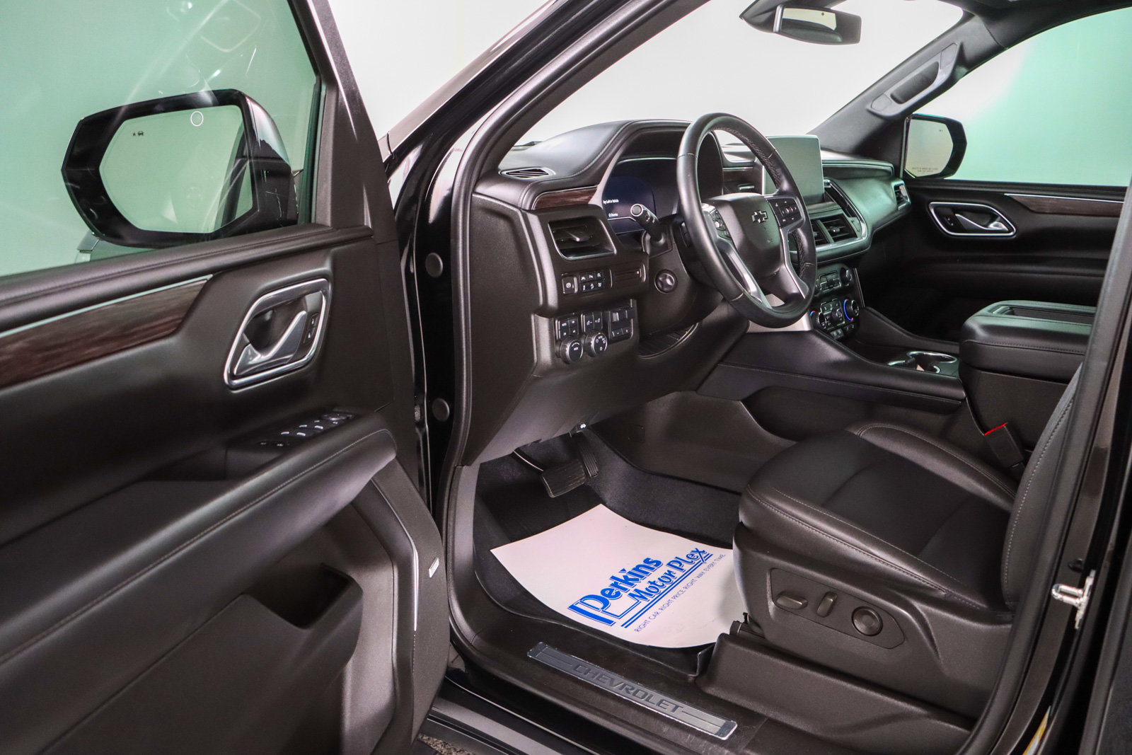 Used 2024 Chevrolet Tahoe Z71 w/ Luxury Package AWD/4WD image 3