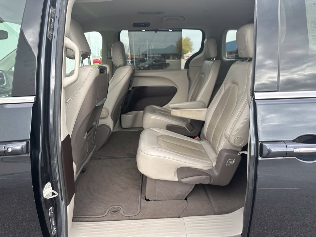 Used 2020 Chrysler Pacifica Touring-L Plus FWD image 17