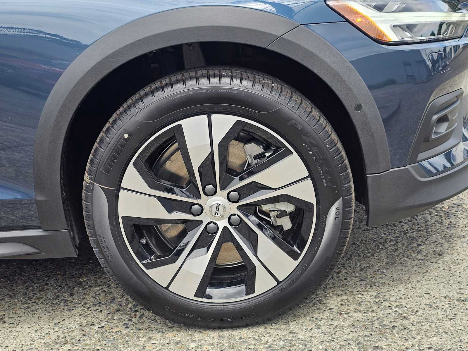New 2026 Volvo V60 B5 Cross Country Plus w/ Climate Package AWD/4WD image 9