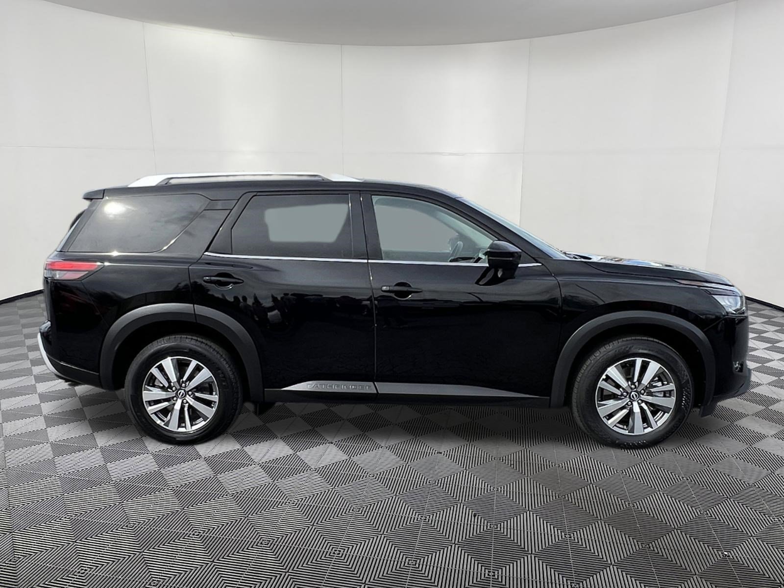 Used 2025 Nissan Pathfinder SL AWD/4WD image 7