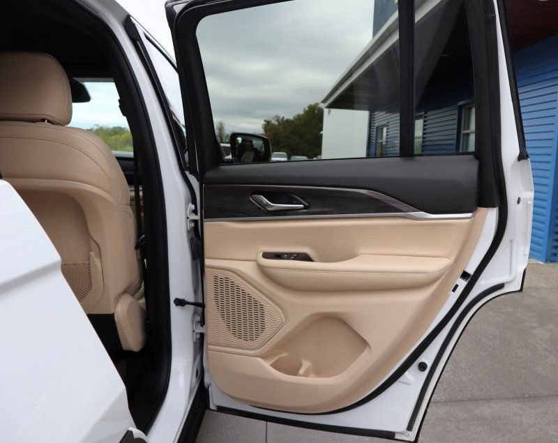 Used 2023 Jeep Grand Cherokee Limited image 19