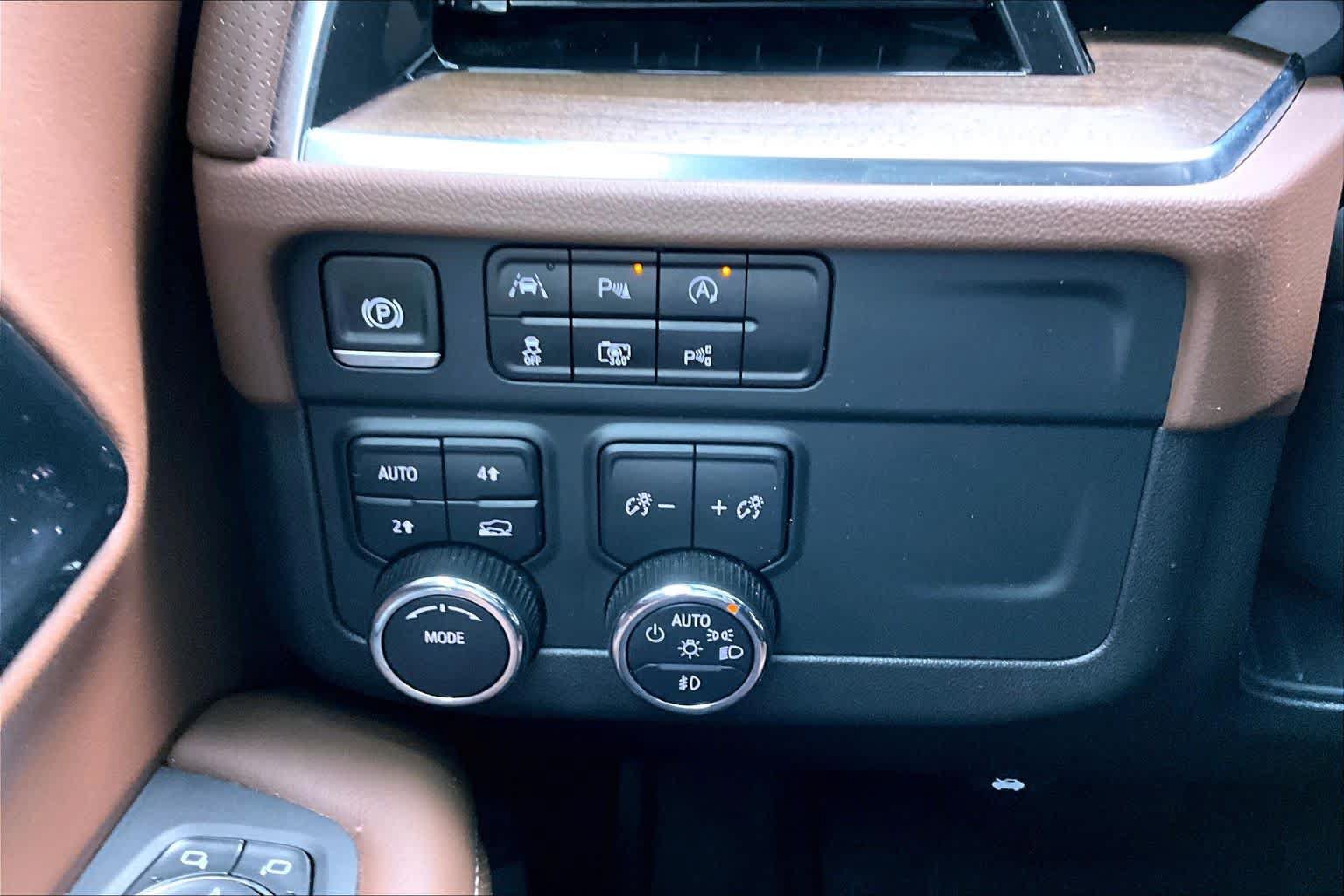 Used 2025 Chevrolet Tahoe High Country AWD/4WD image 34