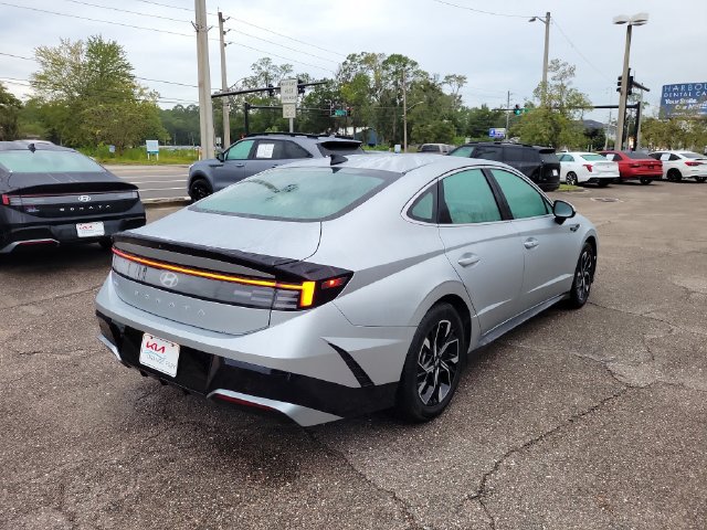 Used 2024 Hyundai Sonata SEL FWD image 2