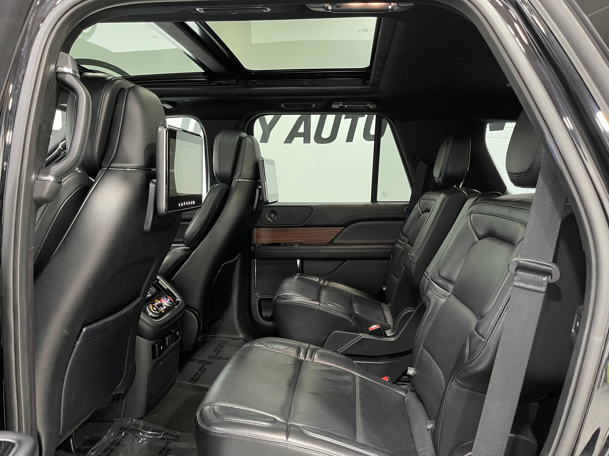 Used 2019 Lincoln Navigator Reserve AWD/4WD image 30