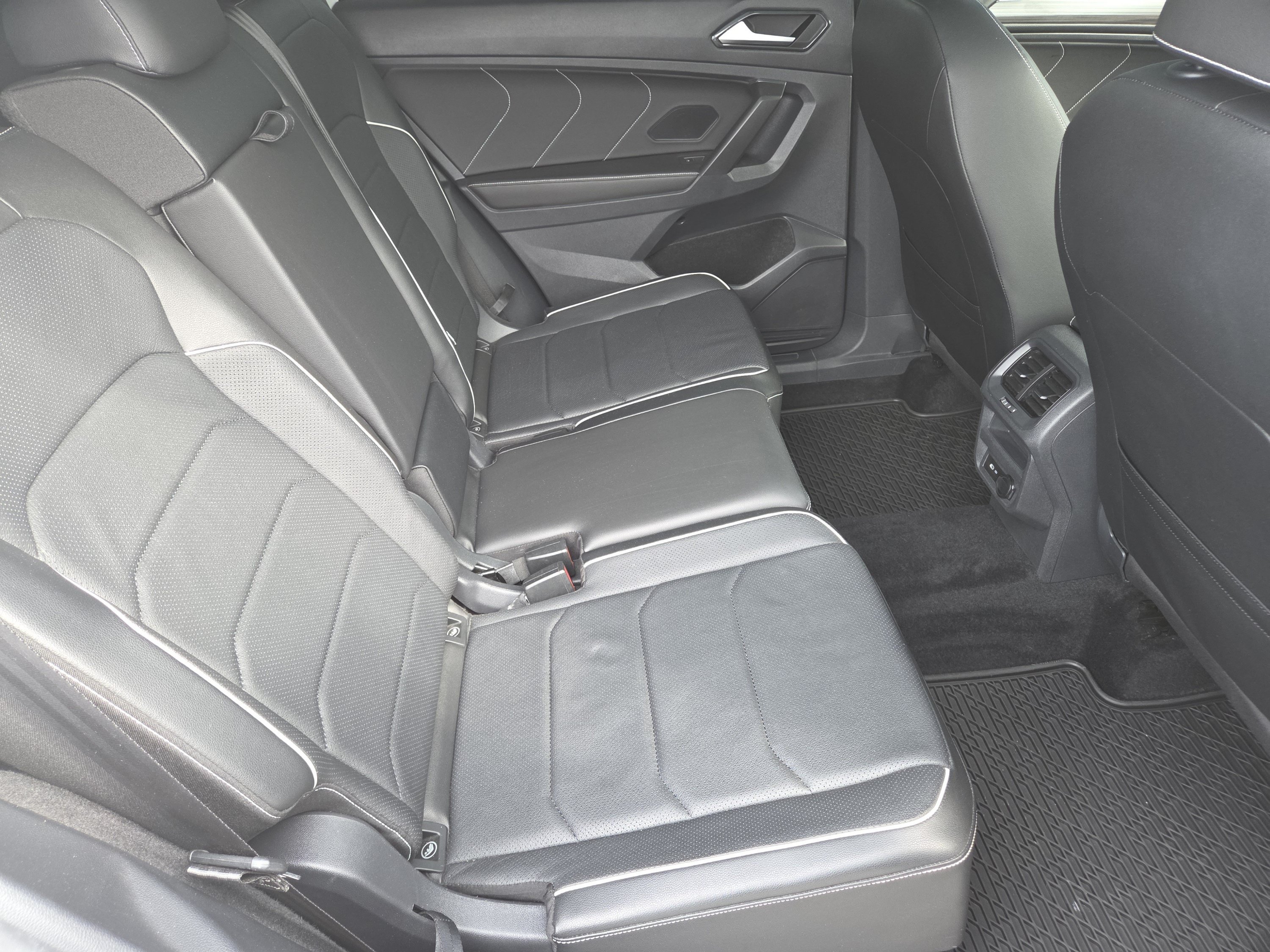 Used 2022 Volkswagen Tiguan SEL R-Line AWD/4WD image 32