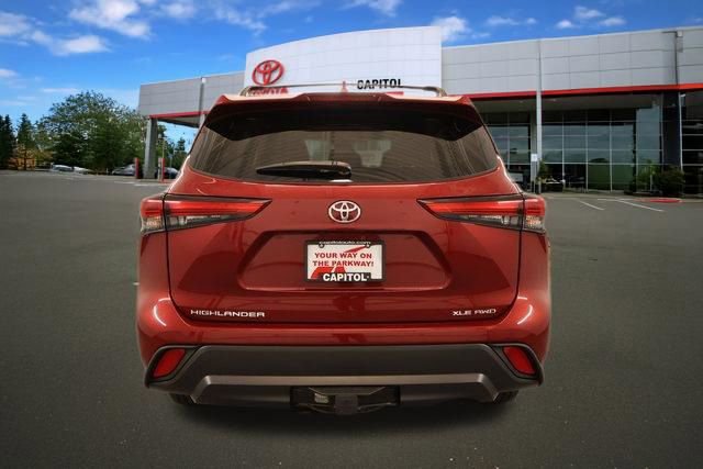 Used 2022 Toyota Highlander XLE AWD/4WD image 3