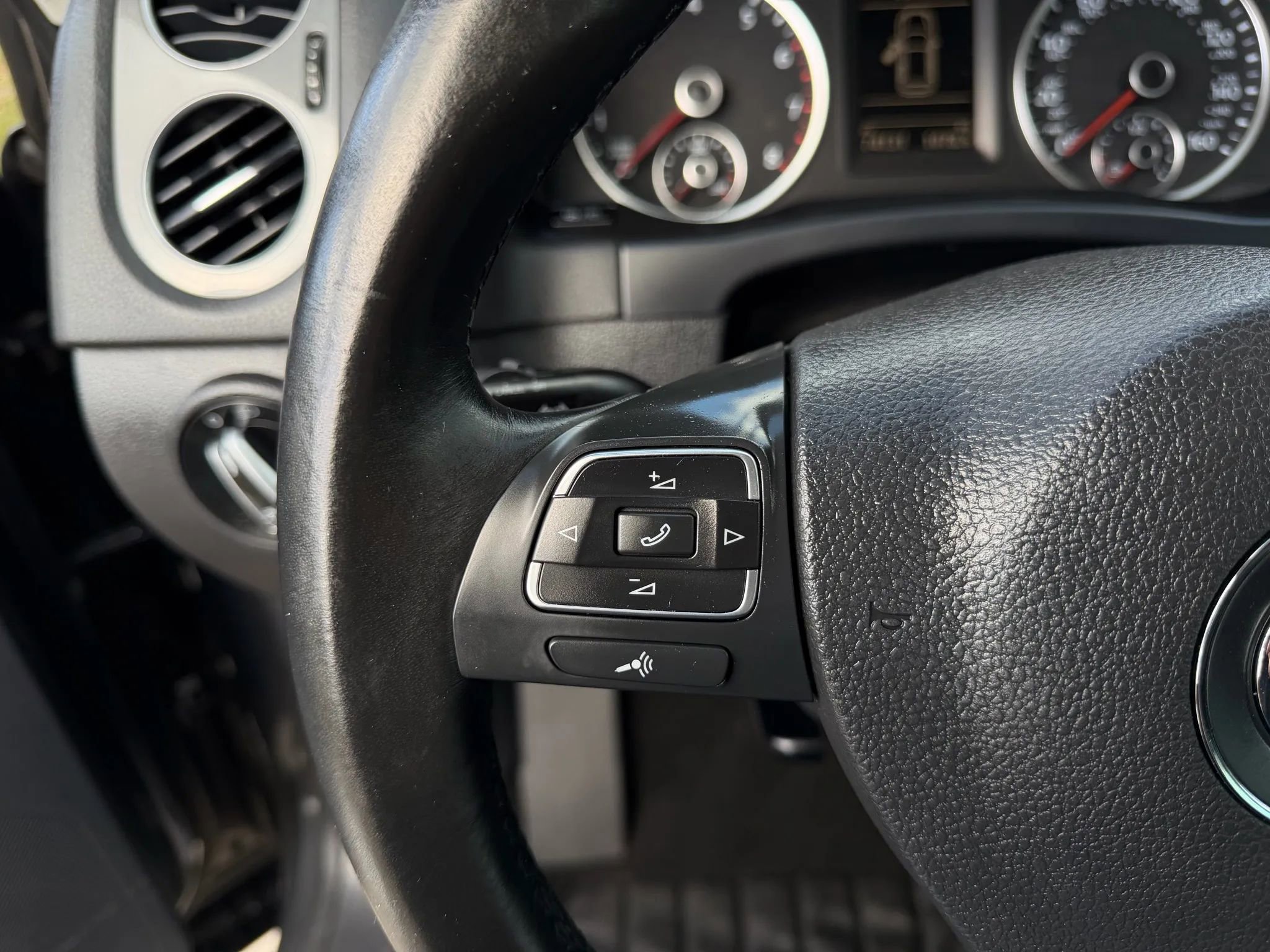 Used 2015 Volkswagen Tiguan SE image 16