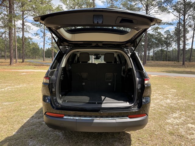 Used 2023 Jeep Grand Cherokee L Laredo image 9