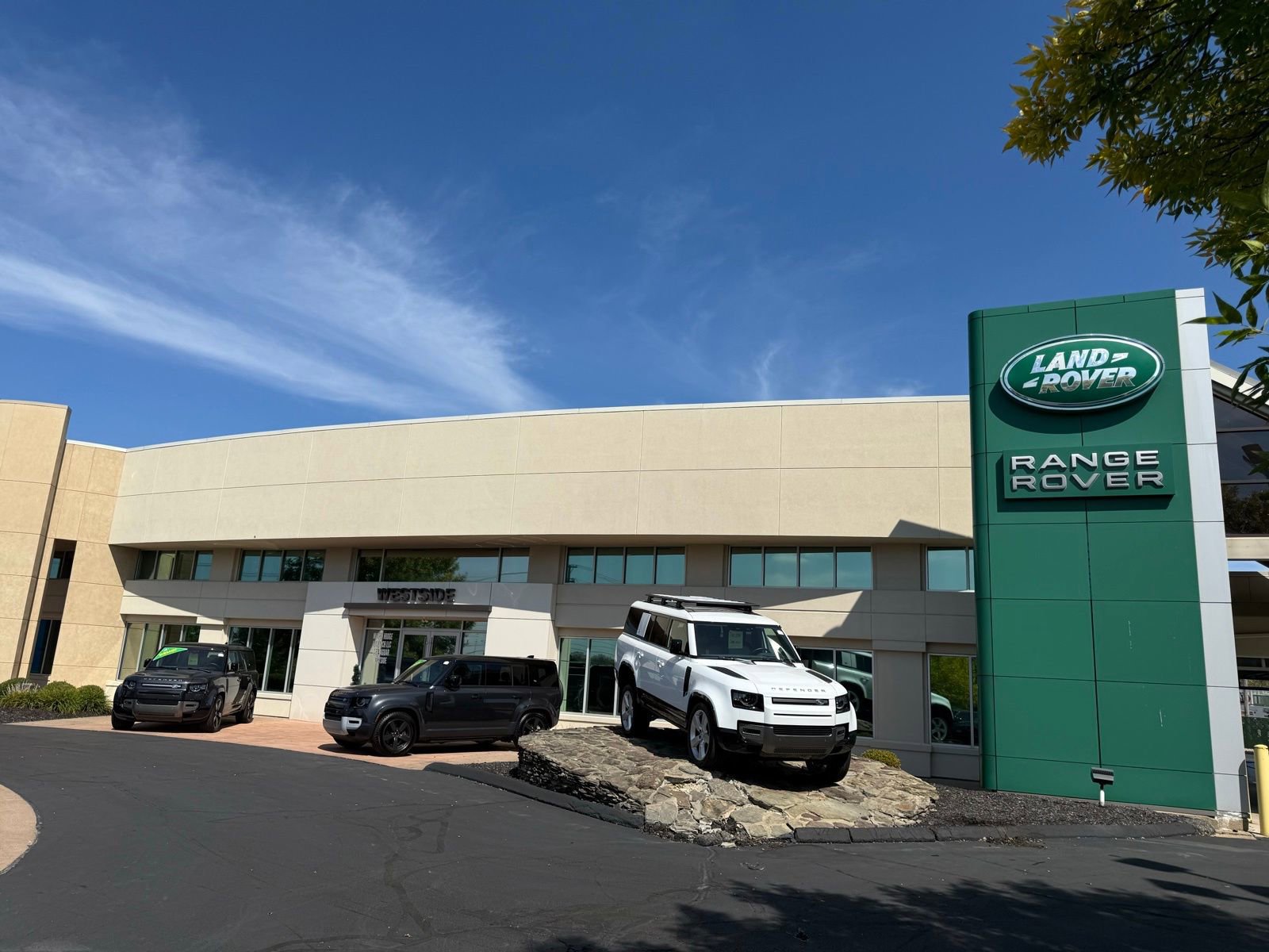 Used 2025 Land Rover Defender 110 X-Dynamic SE image 9