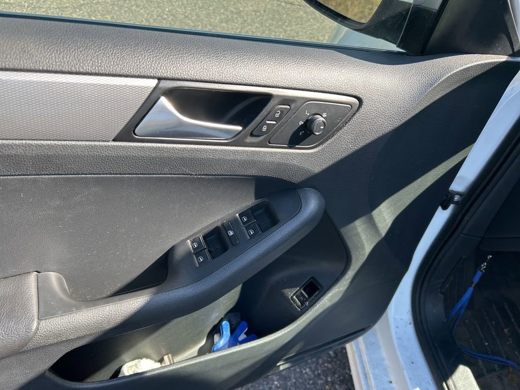 Used 2017 Volkswagen Jetta SE image 11