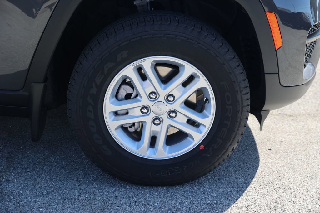 New 2025 Jeep Grand Cherokee Laredo w/ MOPAR Finishing Package image 8