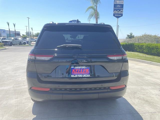 Used 2023 Jeep Grand Cherokee Altitude AWD/4WD image 7