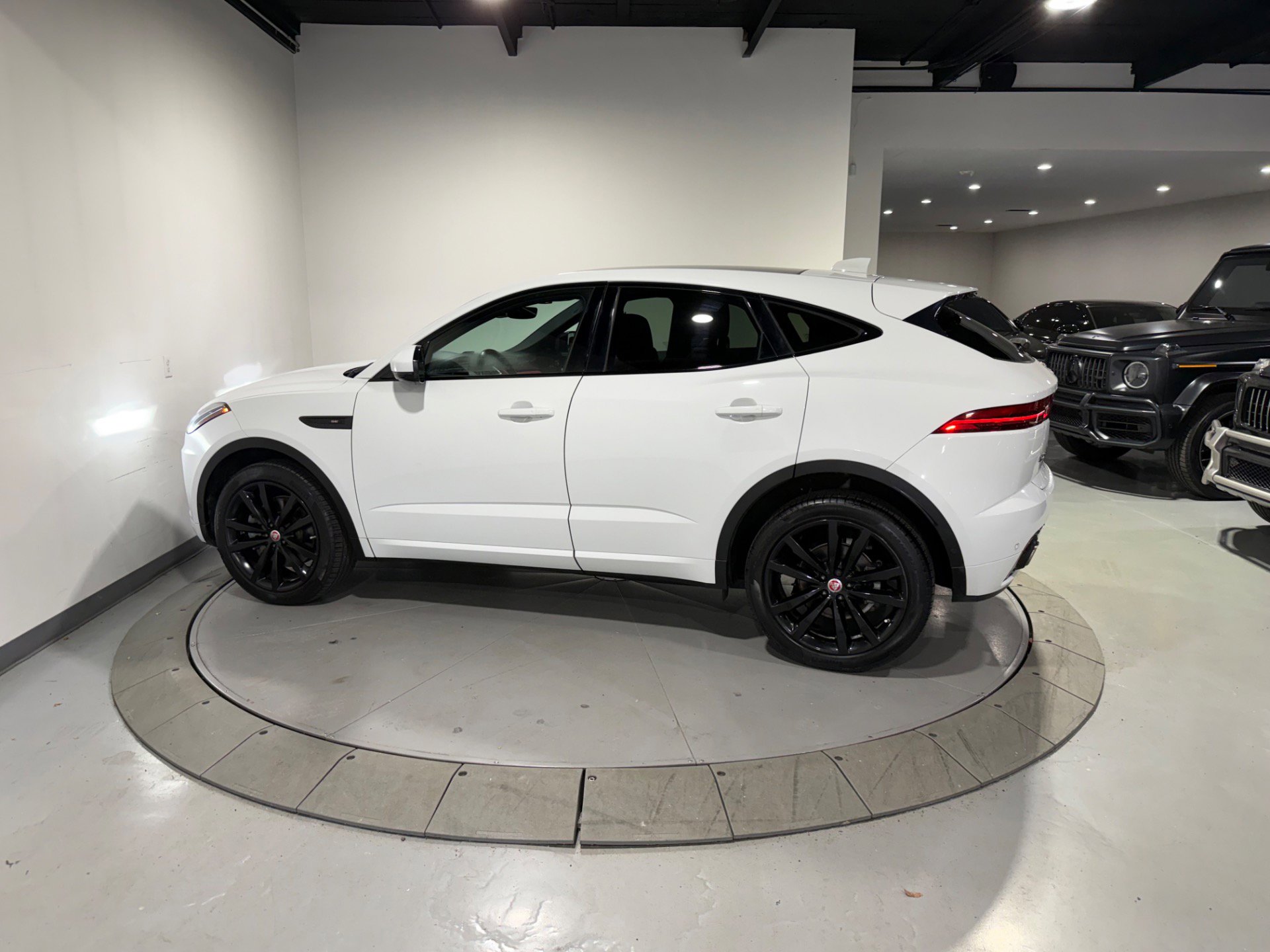 Used 2019 Jaguar E-PACE R-Dynamic SE image 17