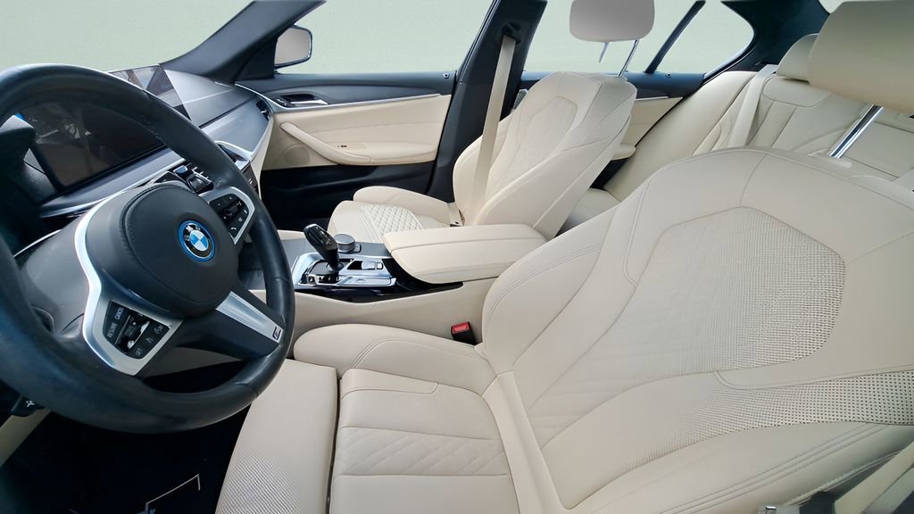 Used 2022 BMW 530e w/ M Sport Package image 6
