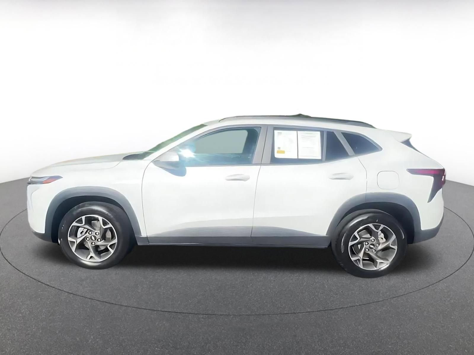 Used 2025 Chevrolet Trax LT w/ LT Convenience Package FWD image 9
