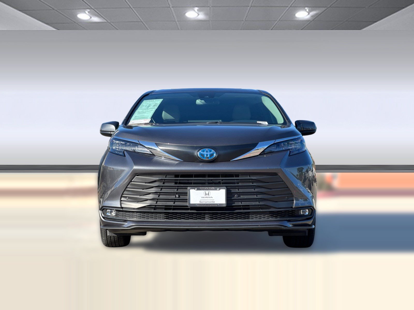 Used 2025 Toyota Sienna XLE FWD image 5