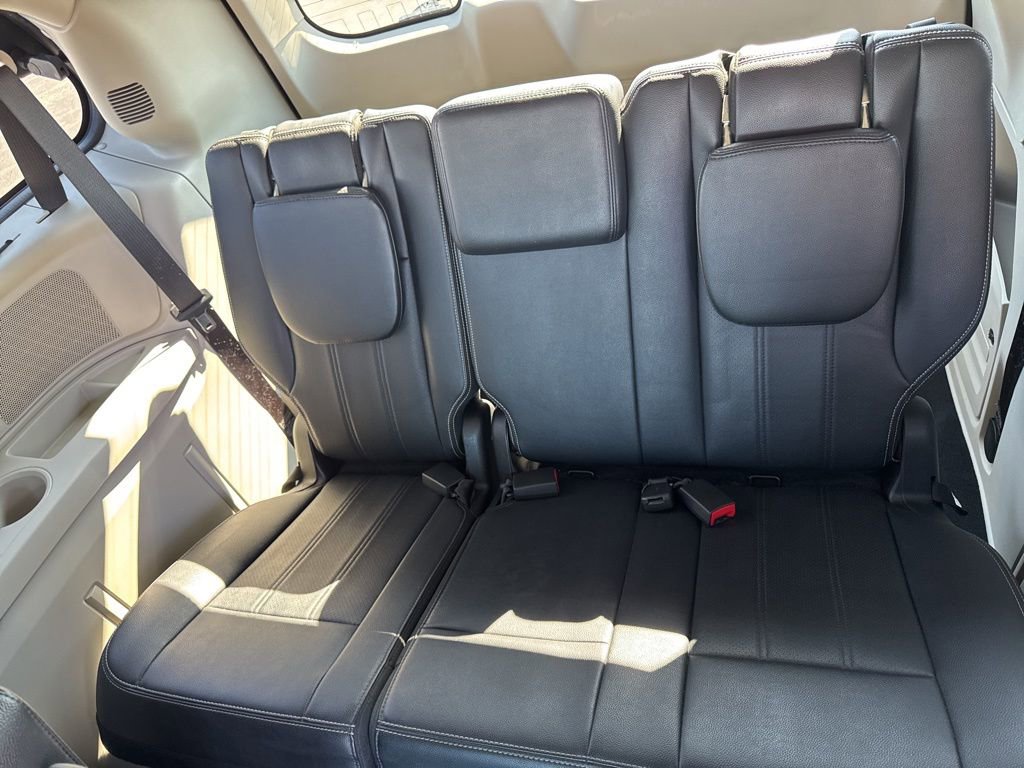 Used 2016 Chrysler Town & Country Touring-L w/ Driver Convenience Group image 27