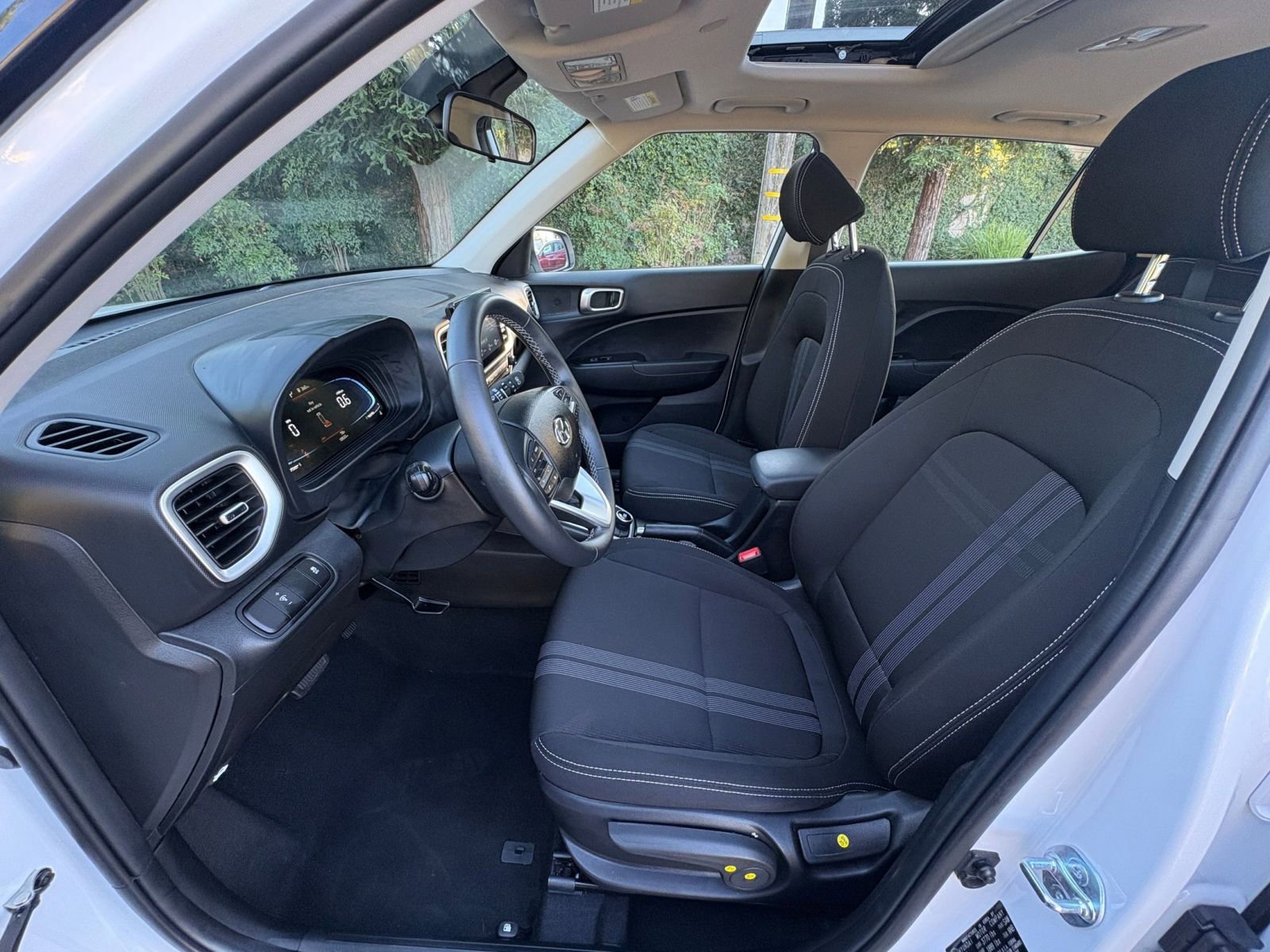 Used 2025 Hyundai Venue SEL image 25