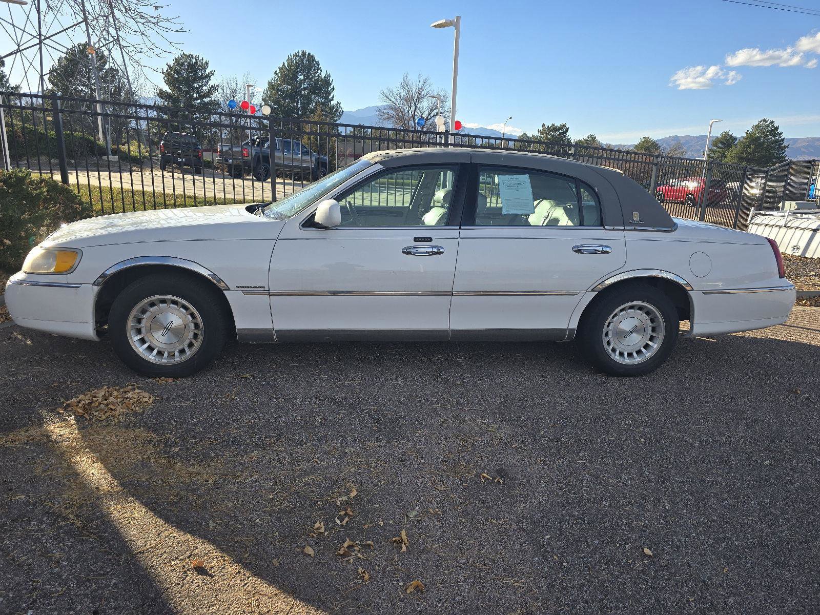 Used 1999 Lincoln Town Car Executive image 17