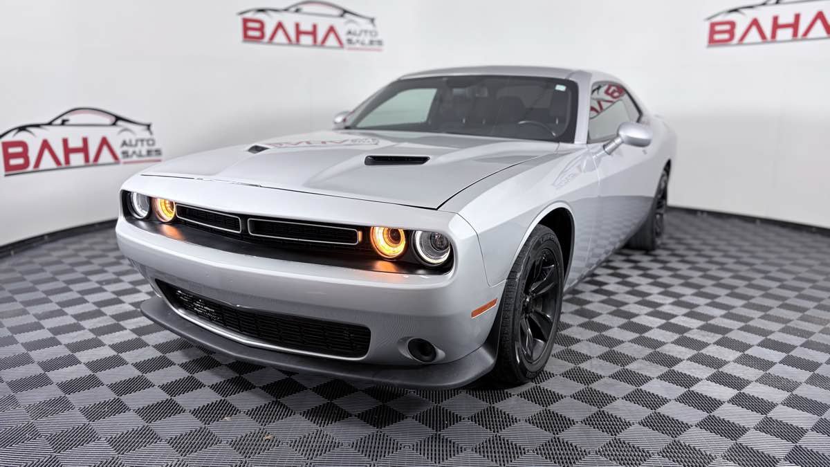 Used 2022 Dodge Challenger SXT RWD image 3