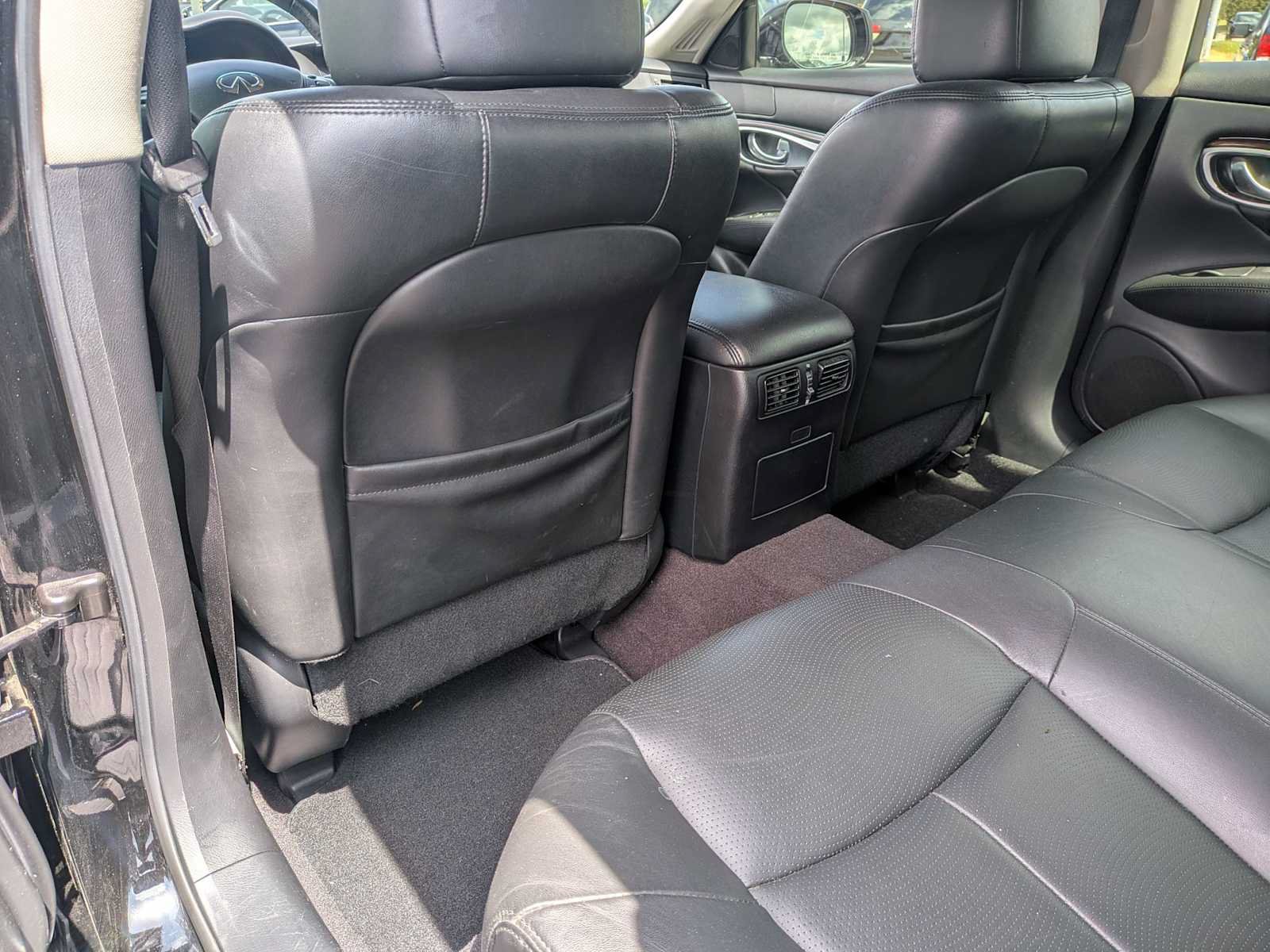 Used 2018 INFINITI Q70 Luxe RWD image 16