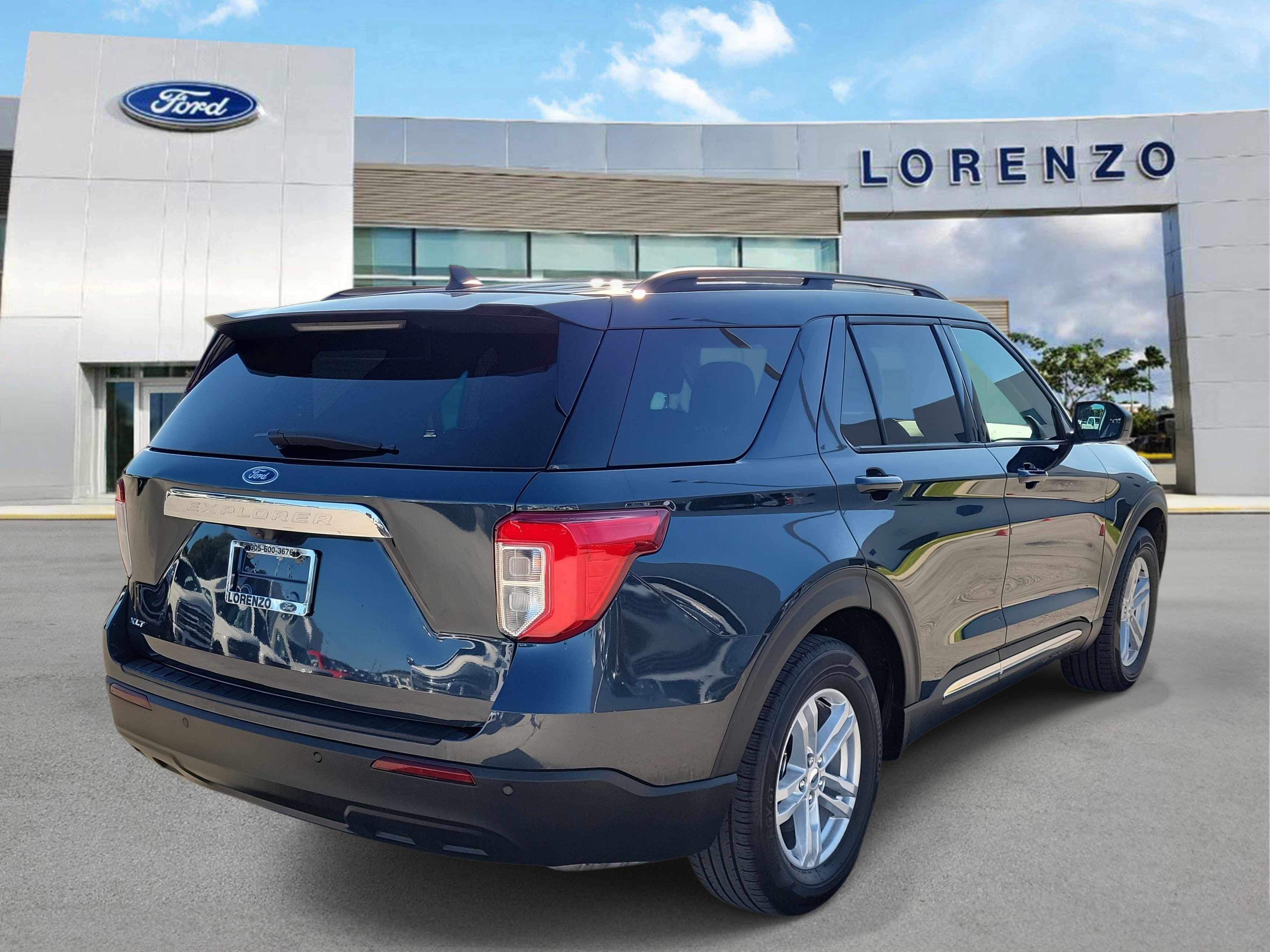 Used 2023 Ford Explorer XLT image 4