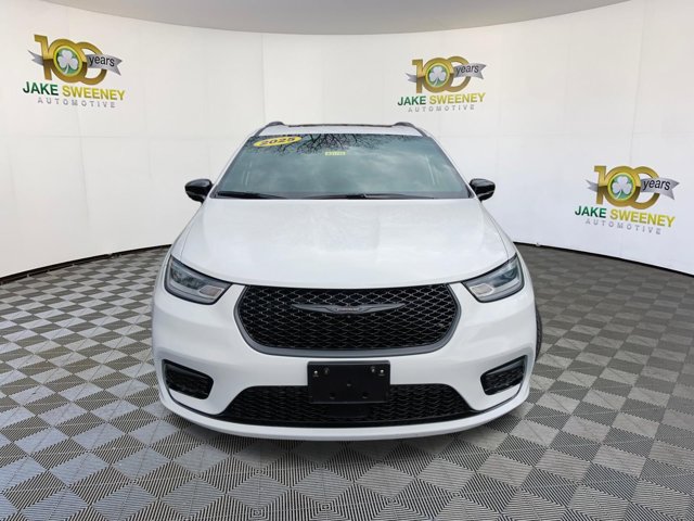 Used 2025 Chrysler Pacifica Limited FWD image 3