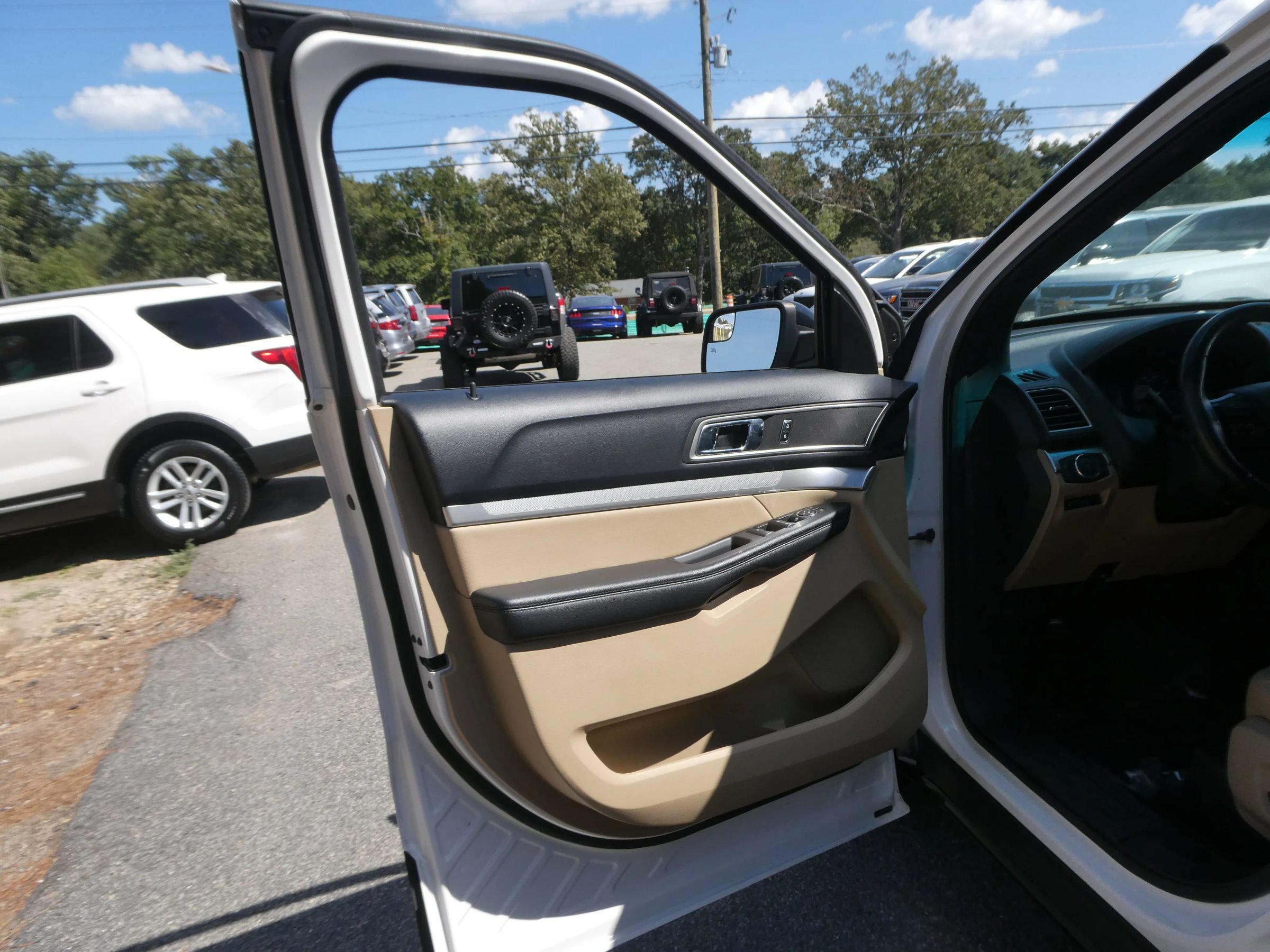 Used 2016 Ford Explorer XLT w/ Equipment Group 202A AWD/4WD image 11