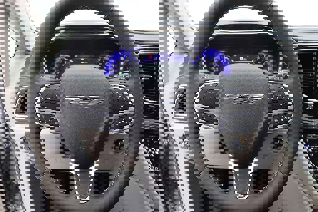 Used 2024 Chrysler Pacifica Limited image 18